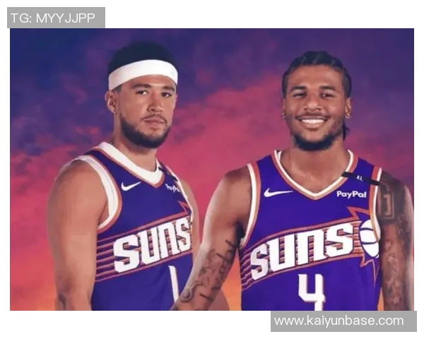 布克称赞马威为防守核心称其场上沟通与快速奔跑至关重要 布克称赞马威为防守核心称其场上沟通与快速奔跑至关重要