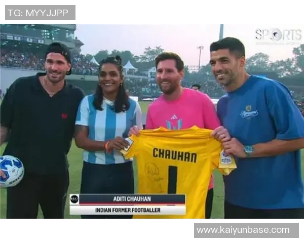 梅西苏亚雷斯德保罗热身时与印度官员亲密互动传球乐趣无限 梅西苏亚雷斯德保罗热身时与印度官员亲密互动传球乐趣无限