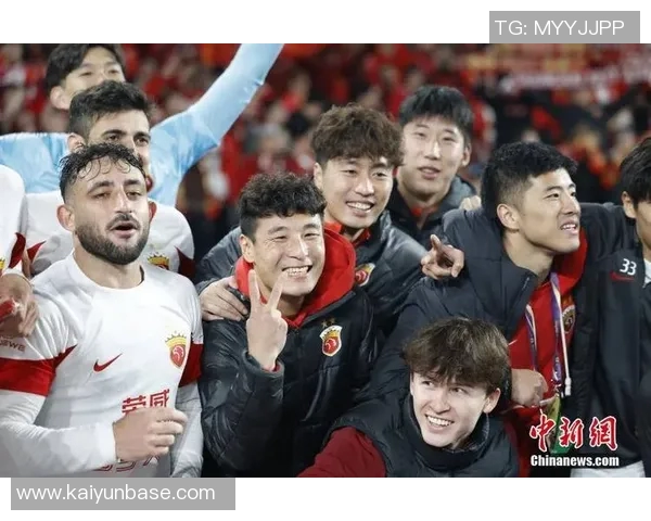 上海市足协热烈祝贺海港队在上海足球史上创造辉煌成就的壮丽篇章 上海市足协热烈祝贺海港队在上海足球史上创造辉煌成就的壮丽篇章